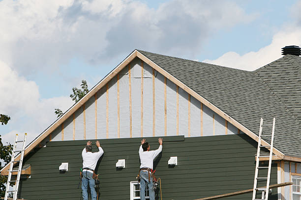 Professional Vinyl Siding technician working in Waterloo, IL